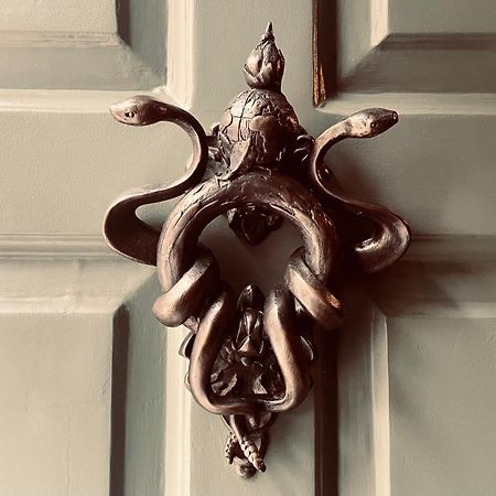 Chateau Denmark Londra Esterno foto Door knocker at the entrance to the house