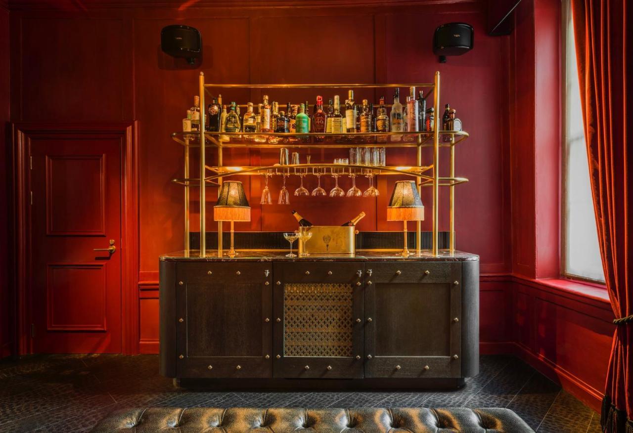 Chateau Denmark Londra Esterno foto The bar at the 2018 edition of the London Cocktail Club