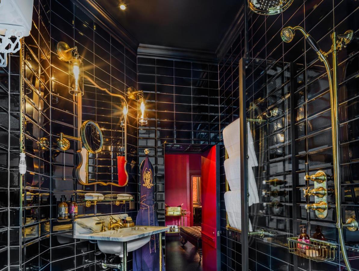 Chateau Denmark Londra Esterno foto The interior of the lighting showroom