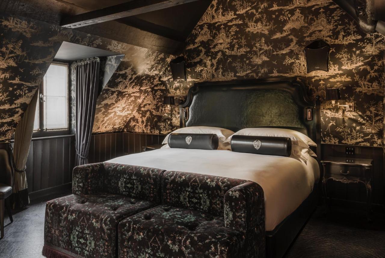 Chateau Denmark Londra Esterno foto The bedroom of the 1900 Suite