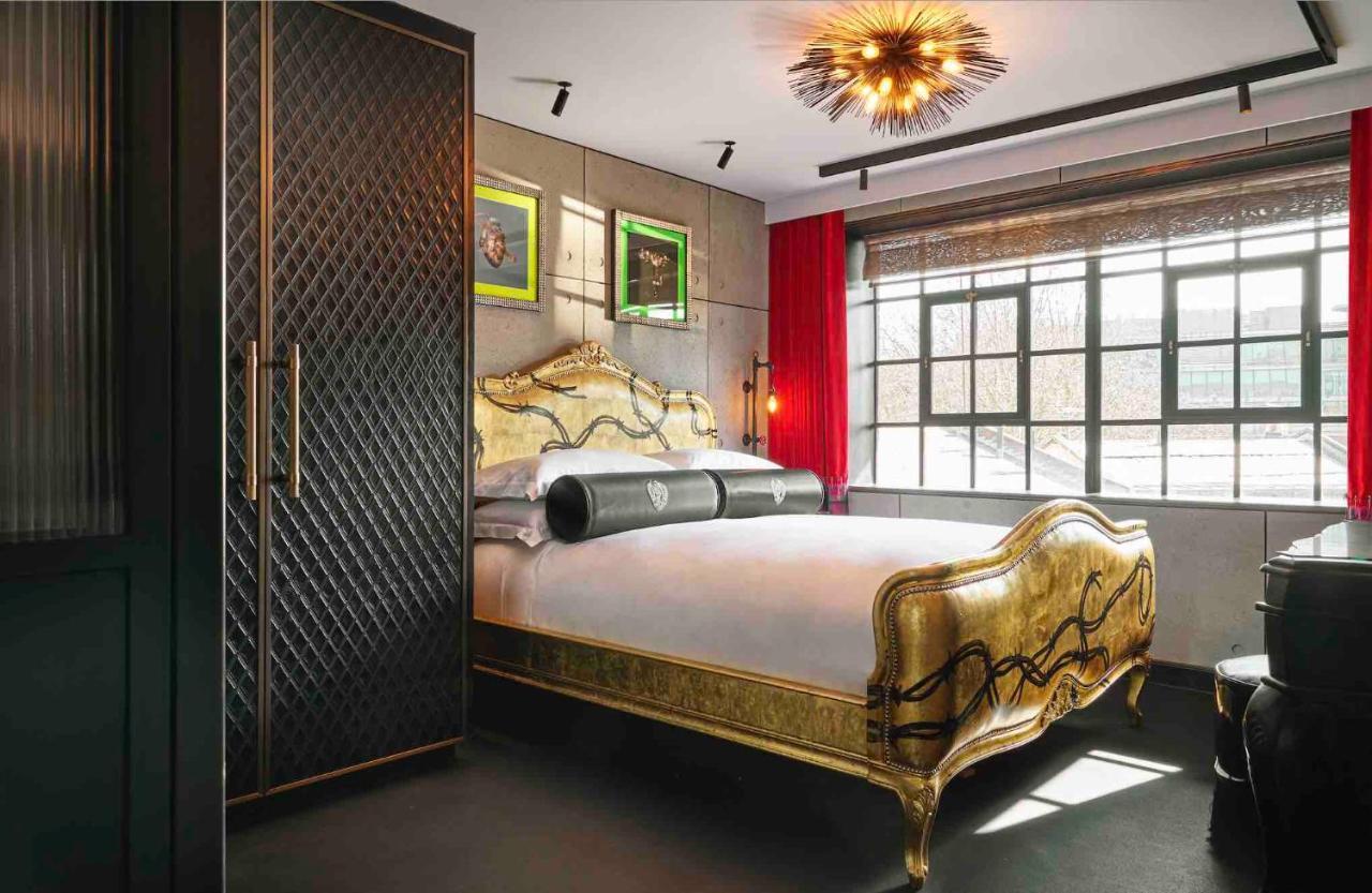 Chateau Denmark Londra Esterno foto A bedroom at The Ivy Hotel