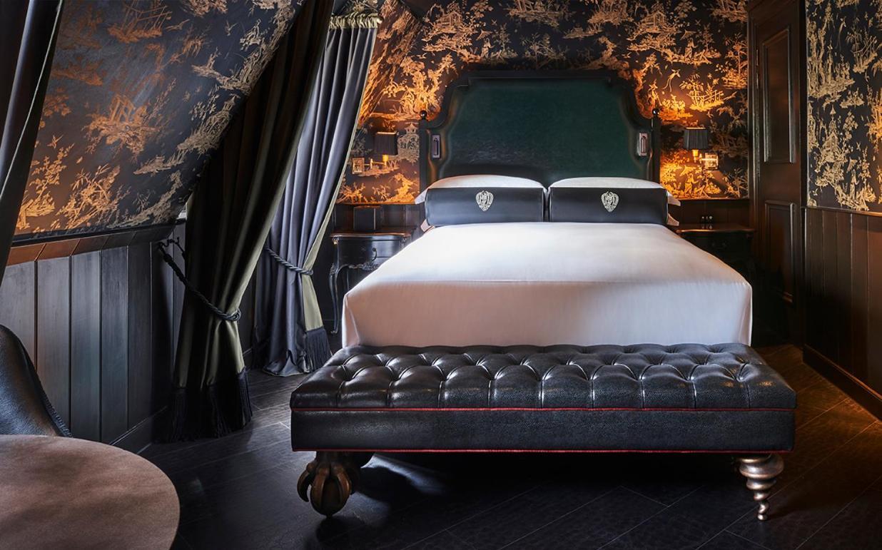 Chateau Denmark Londra Esterno foto The bedroom of the 1906 Suite