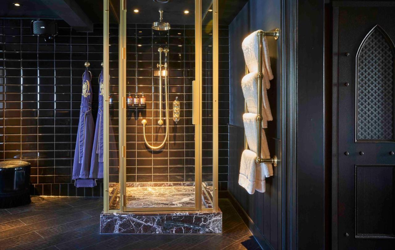 Chateau Denmark Londra Esterno foto A shower
