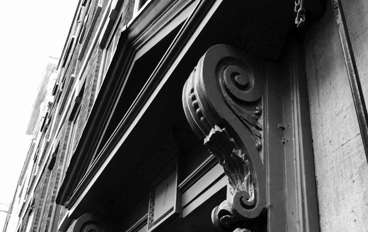 Chateau Denmark Londra Esterno foto A corbel on a building in Paris