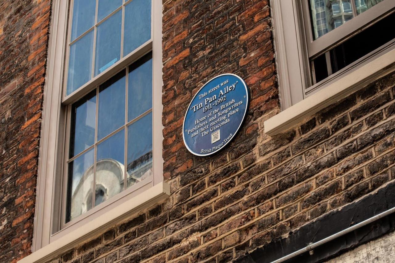 Chateau Denmark Londra Esterno foto The plaque at 70 Fen Street