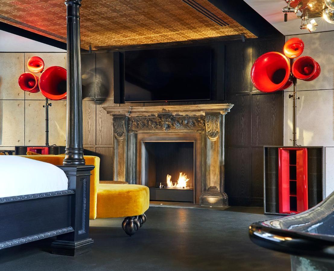 Chateau Denmark Londra Esterno foto The fireplace in the bedroom of the 1906 house