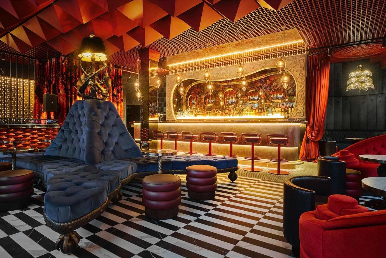 Chateau Denmark Londra Esterno foto The bar at the nightclub