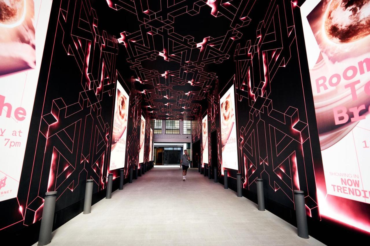 Chateau Denmark Londra Esterno foto The LED Tunnel