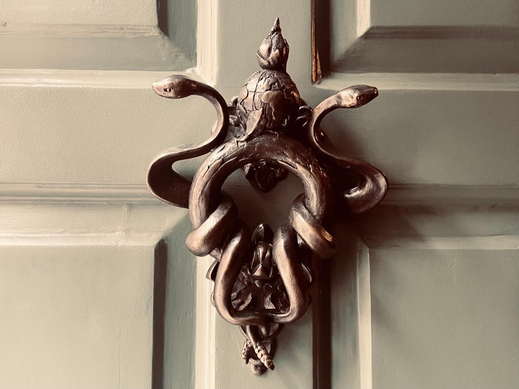 Chateau Denmark Londra Esterno foto Door knocker at the entrance to the house