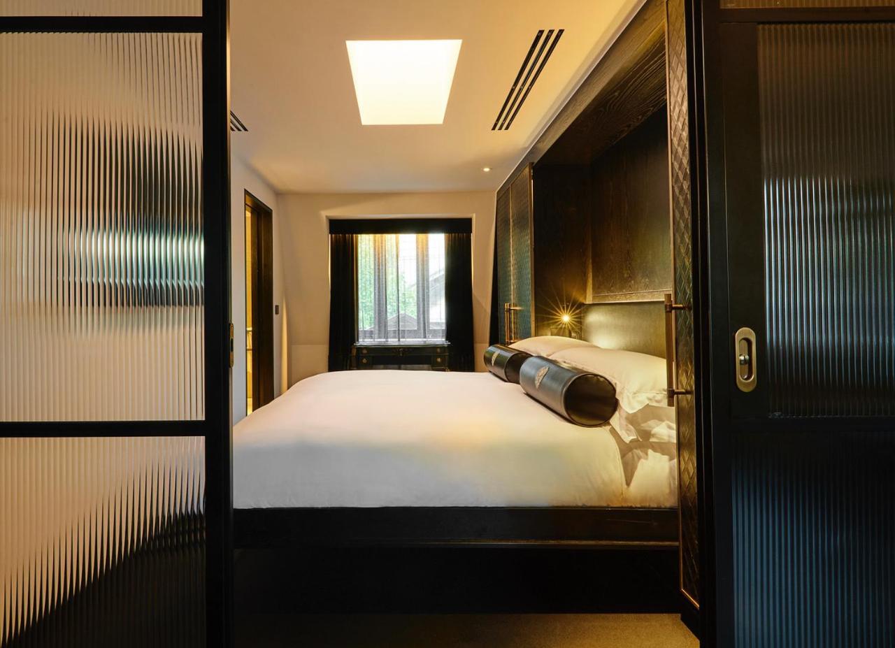 Chateau Denmark Londra Esterno foto A bedroom at The Hari